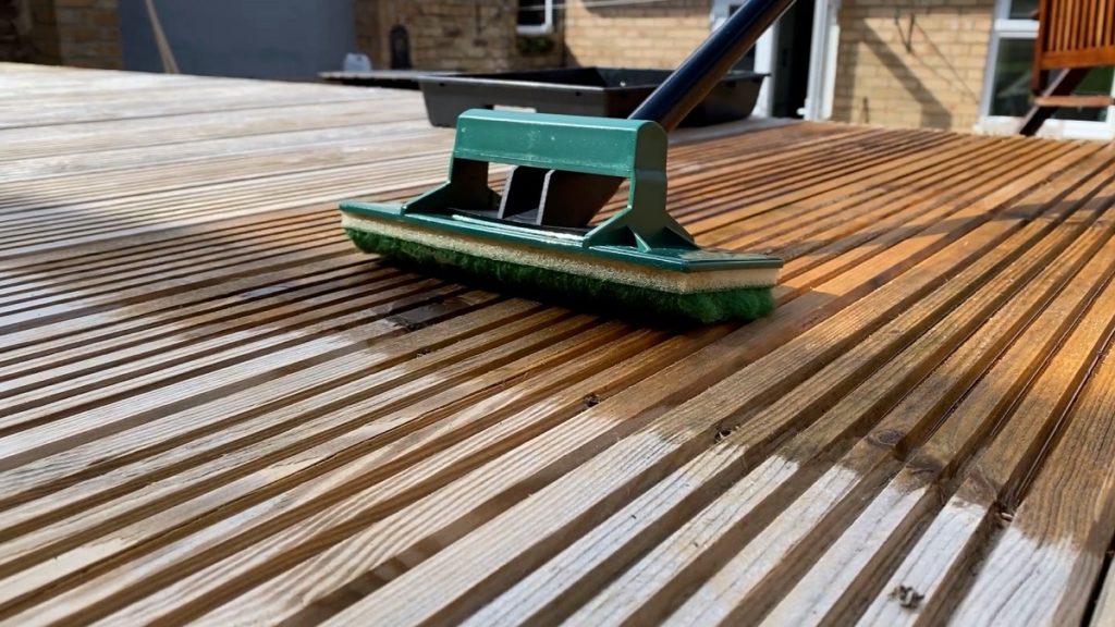 Oiling decking - How to apply decking oil